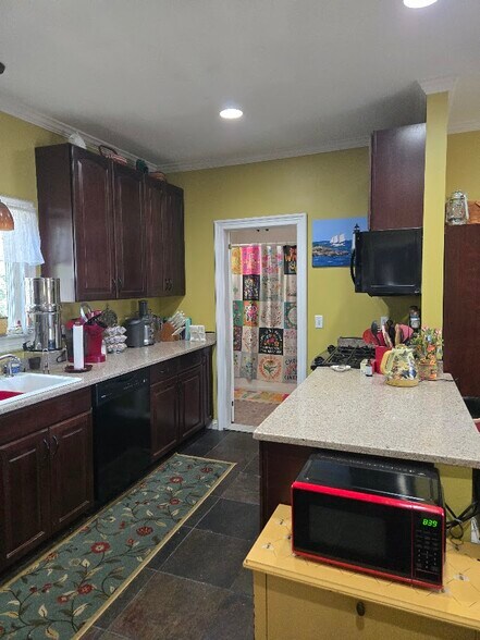 Large kitchen - 19 Essex St. #2