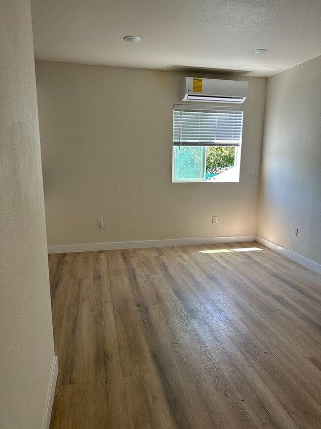 Building Photo - 165 W 75th St