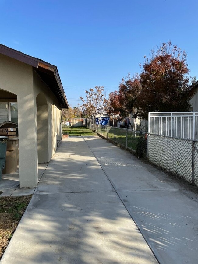 Building Photo - Adorable 2 bedroom home in Oildale!