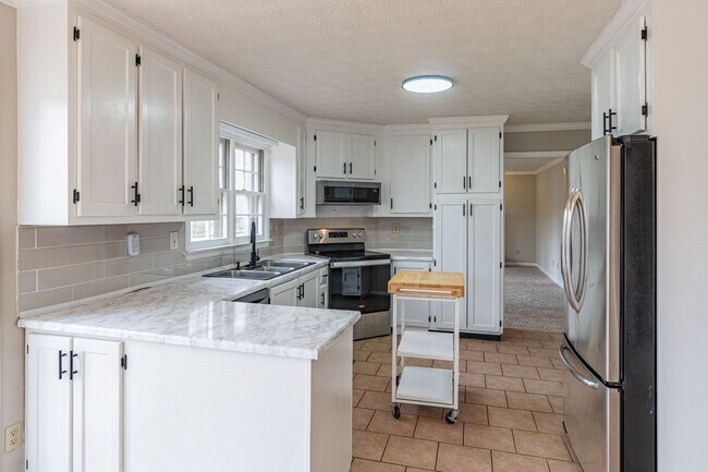 Building Photo - Welcome to this stunning 4-bedroom, 3-bathroom home located in the vibrant neighborhood of Kriste...