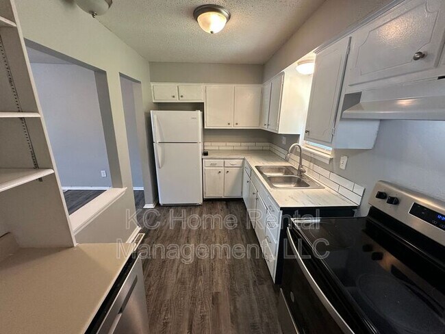 Building Photo - 212 N Oak Dr