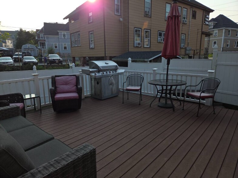 Building Photo - 26 1/2 Pearl St