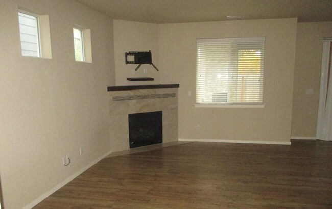 Building Photo - 3BD/2.5BA South Hill Puyallup Home - Stainless Appliances, Two Fireplaces & W/D Included