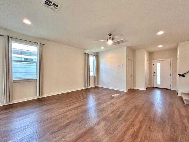 Building Photo - Spacious 4/BR 3/BA Home with Modern Upgrades