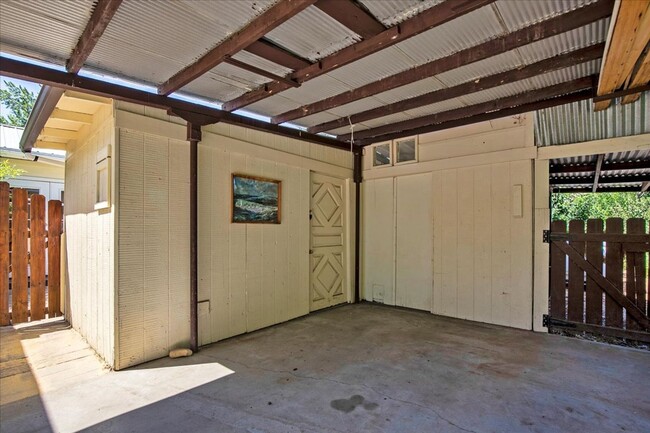Building Photo - 2 Bedroom Cottage in the North End with to...