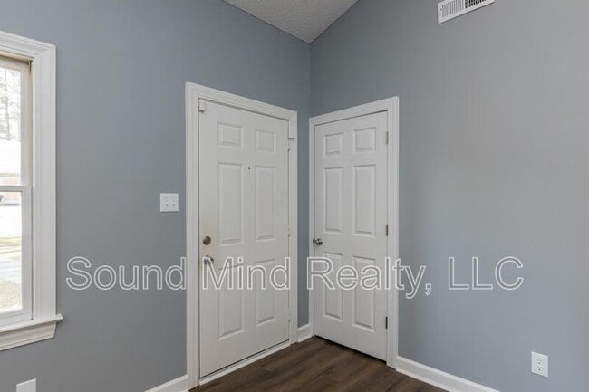 Building Photo - 2145 Tanglewood Rd