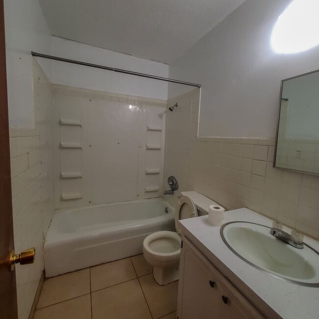 Building Photo - 2429 N Market Ave