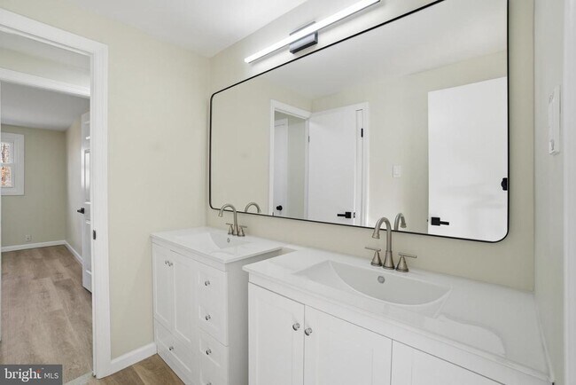 Building Photo - 7 Riverview Pl