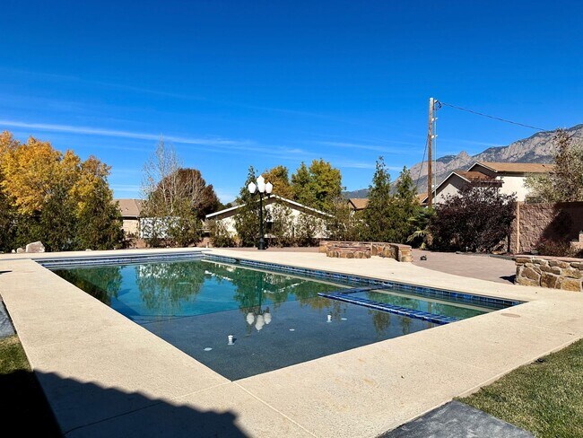 Building Photo - Move in Special Luxury 4 bedroom 4.5 bathr...