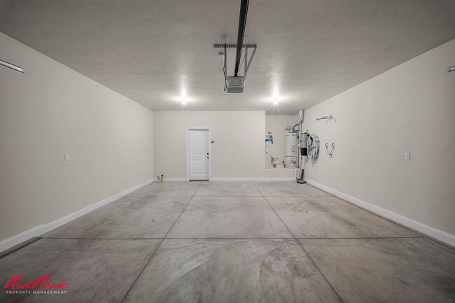 Building Photo - Charming 3 Bedroom Townhome