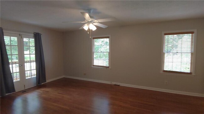 Building Photo - 316 Creekbend Dr