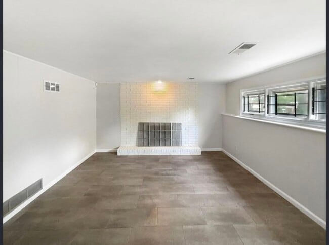 Building Photo - 119 W 104th Ter