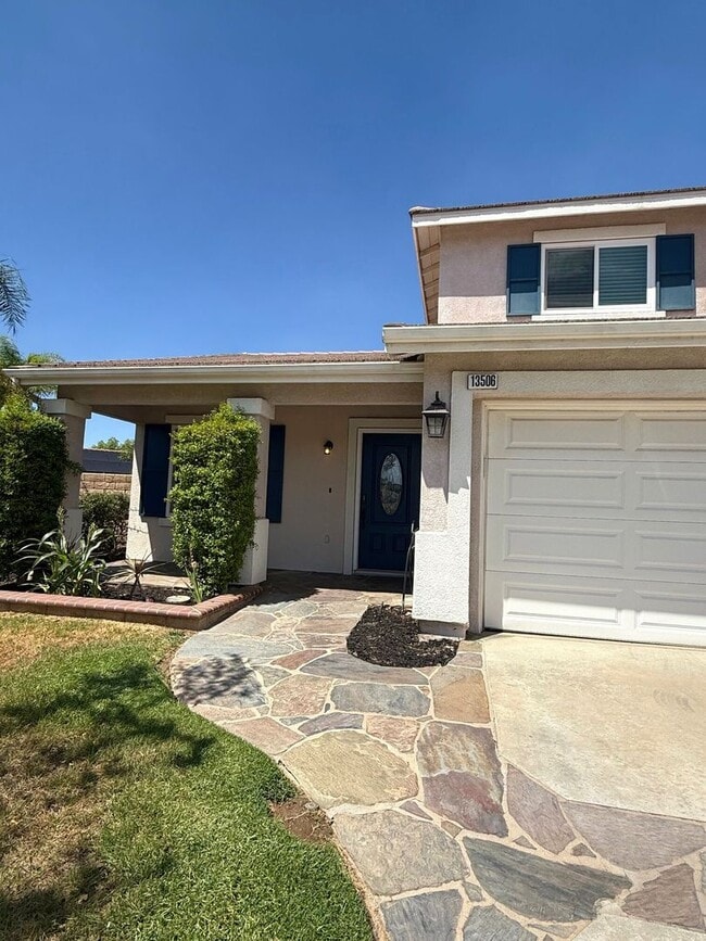 Building Photo - Beautiful 2 story 4 bed/2.5 bath Home in Y...