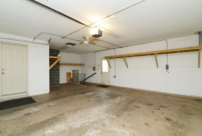 Building Photo - 1070 Center Dr