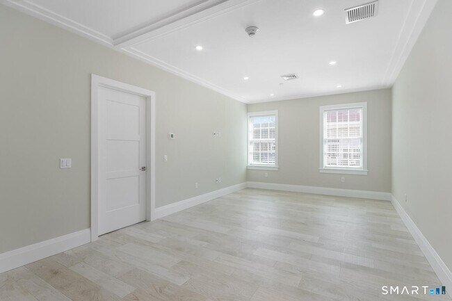 Building Photo - 1990 Bronson Rd