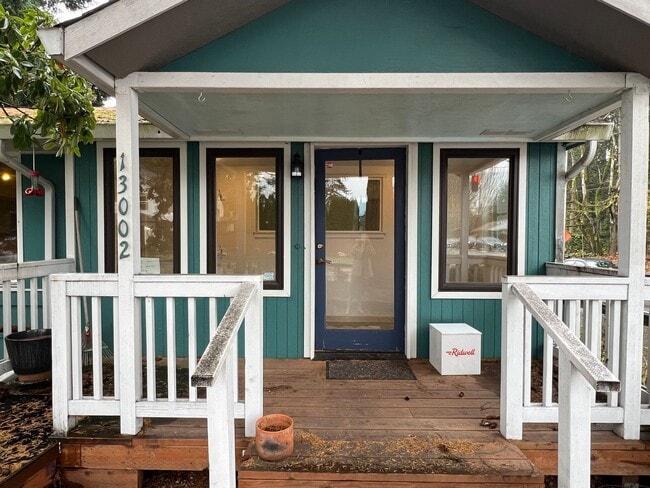 Building Photo - Haller Lake Home