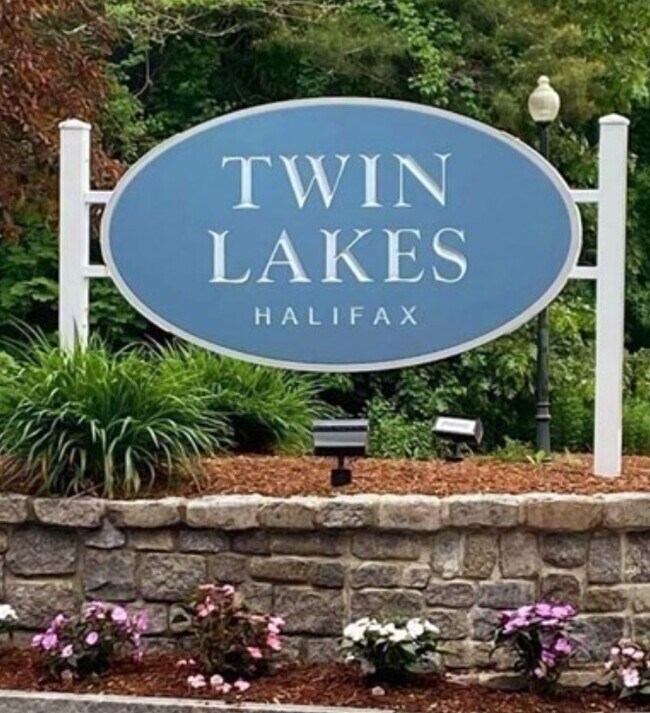 Building Photo - 303 Twin Lakes Dr