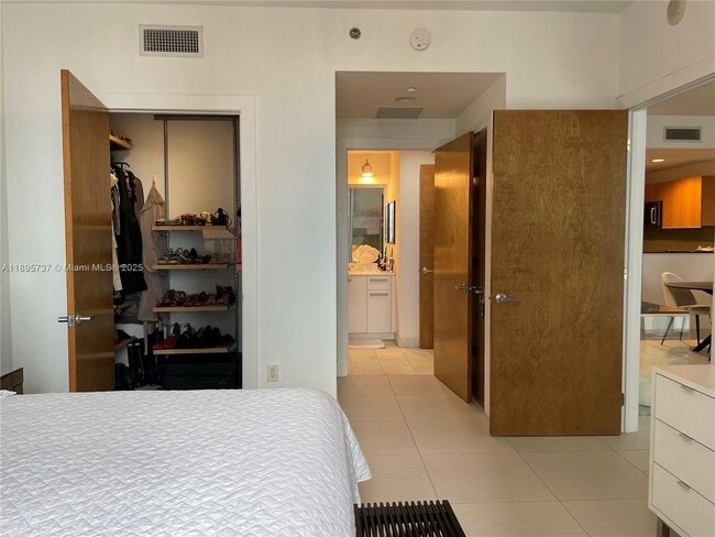 Building Photo - 1060 Brickell Ave