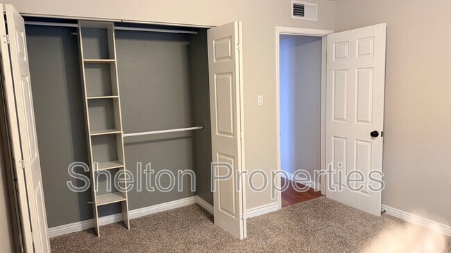 Building Photo - 523 E Malibu Dr
