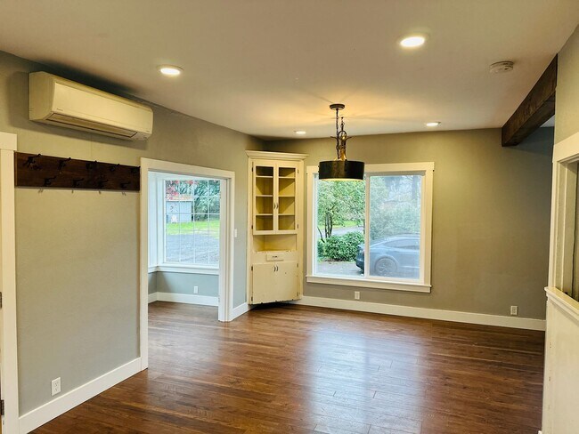 Building Photo - Charming Vintage Farm House