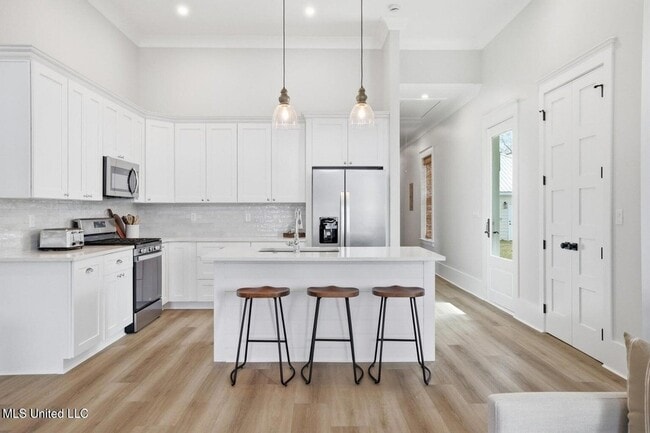 Building Photo - 254 Caillavet St