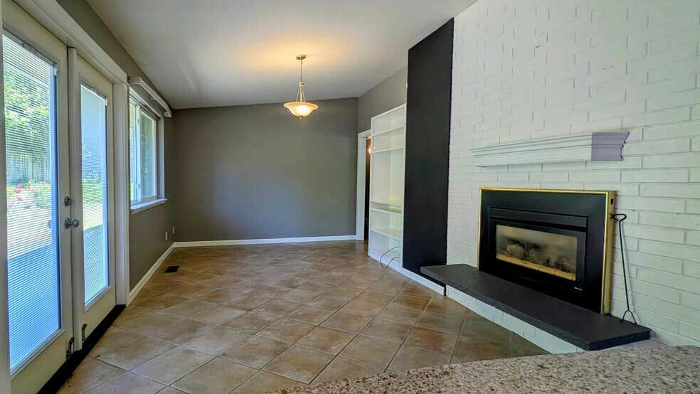 Building Photo - 704 N 163rd St