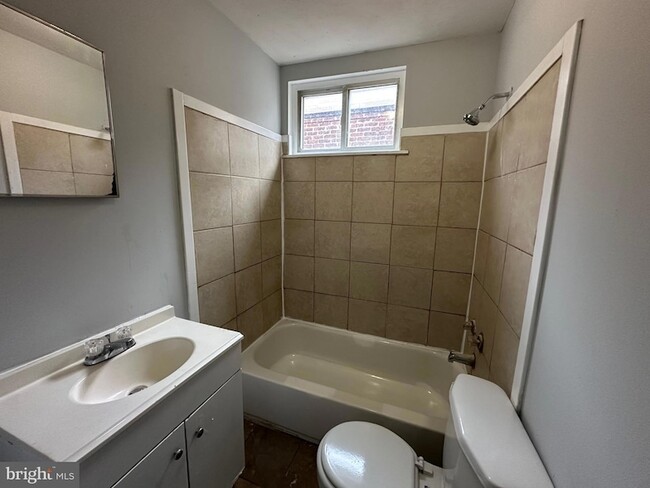 Building Photo - 1948 E Monmouth St