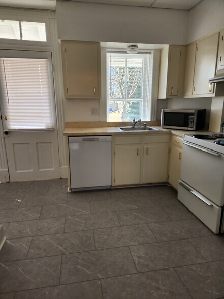 Building Photo - 125 Peyton St