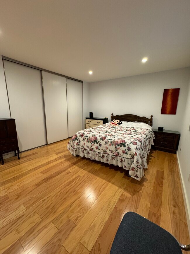 Master Bedroom b - 3017 Chaucer St