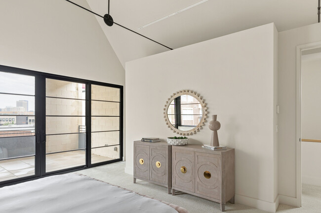 Building Photo - 1325 N Dewey Ave