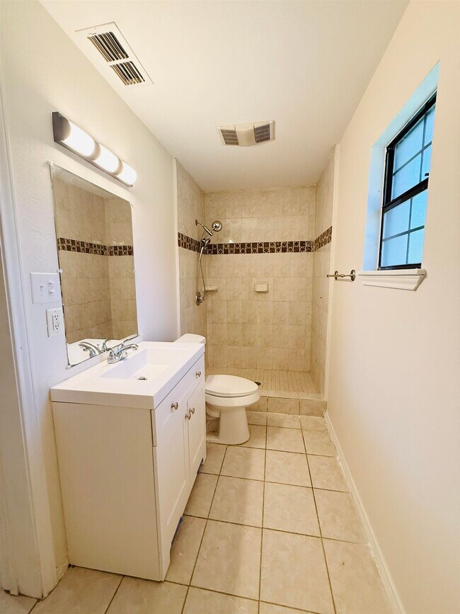 Building Photo - 907 Sandy Ln