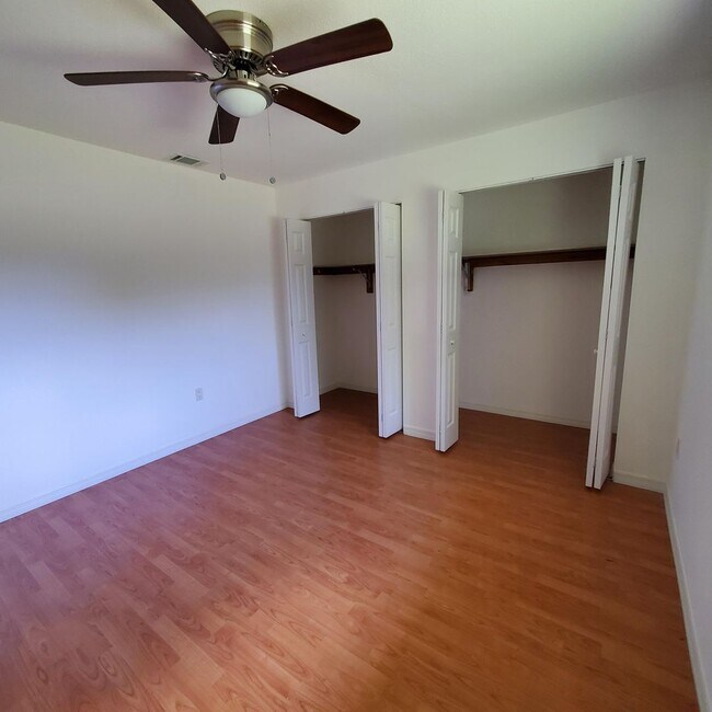 Building Photo - Location, convenience, comfort. This 4 bedroom plus den, 2 bath has it all!