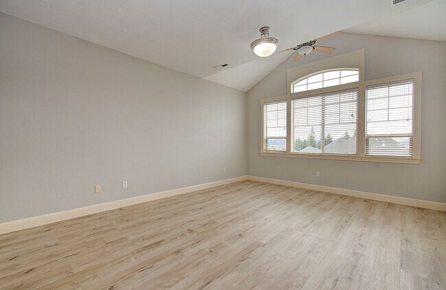 Building Photo - Beautiful 2 Story Town Home - Riverview Terrace Washougal!