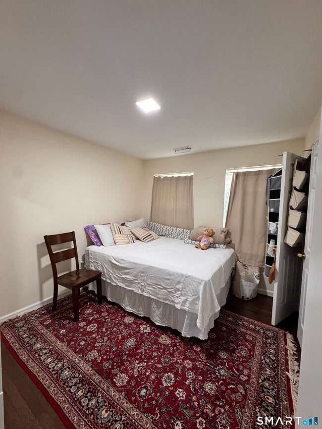 Building Photo - 18 Soundview Ave