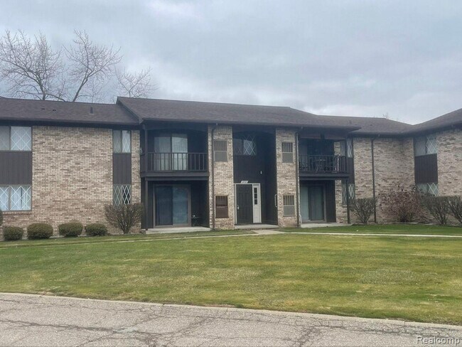 Building Photo - 270 E Thirteen Mile Rd