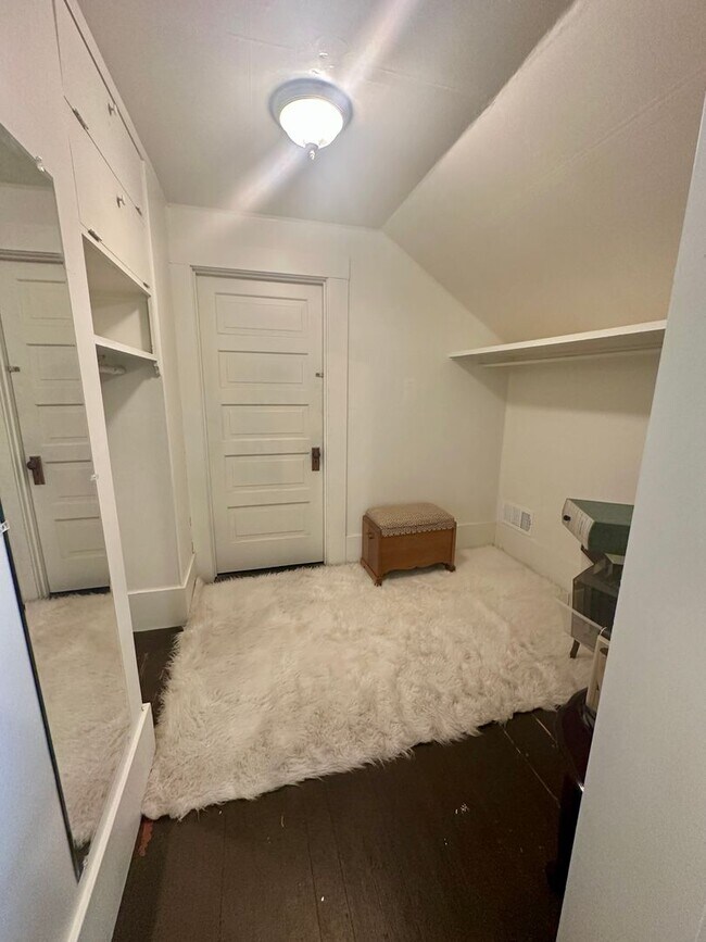 Building Photo - Furnished 2 bedroom Craftsman Apartment
