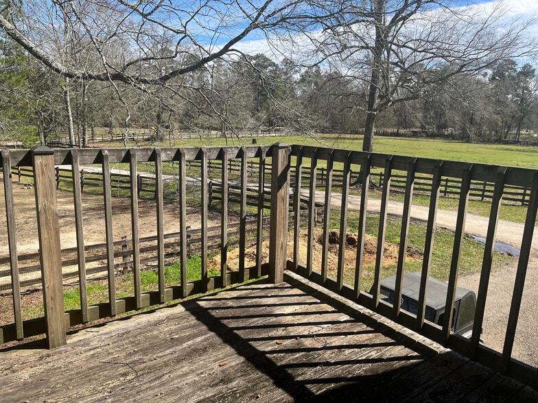 deck - 24935 Juban Rd