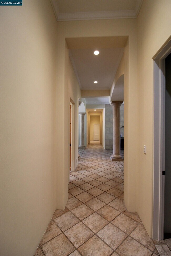 Building Photo - 348 Pheasant Run Dr