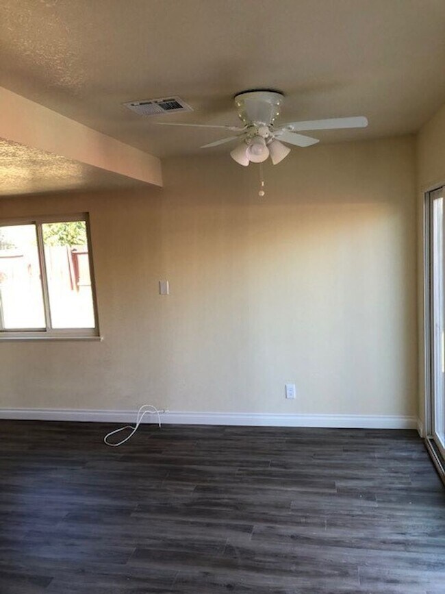 Building Photo - Nicely remodeled 3 bedroom 2 bath home wit...
