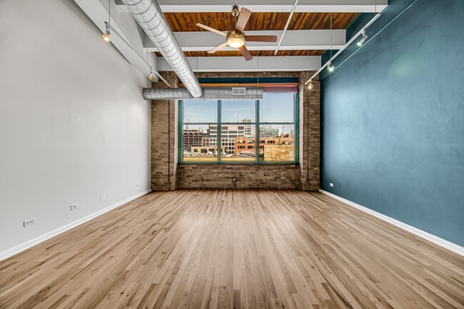 Building Photo - 312 N May St