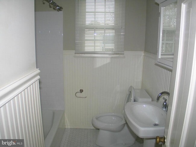 Building Photo - 5707 Cromwell Dr