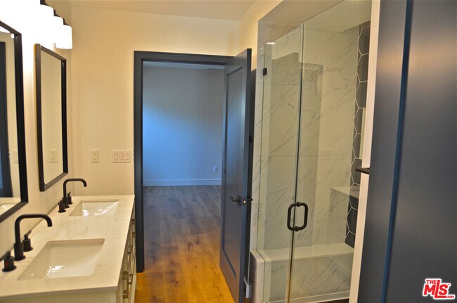 Building Photo - 3116 W 81st St