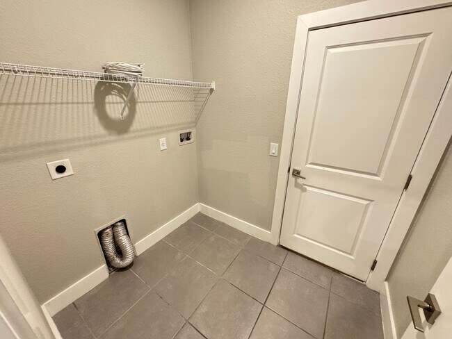 Building Photo - BEAUTIFUL Home 4 Bedroom, 2 Bathroom in Po...