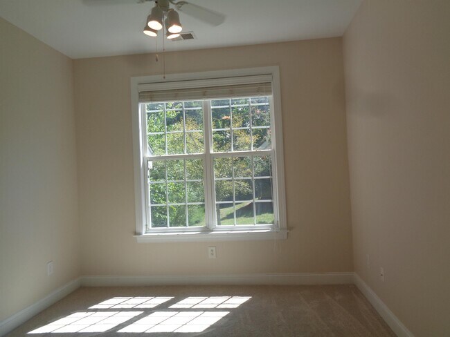 Building Photo - 914 Providence Glen Dr