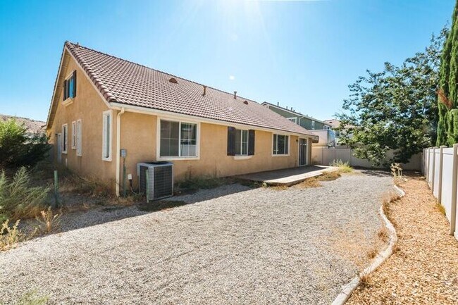 Building Photo - 4 Bed Home for Rent Palmdale CA 93551