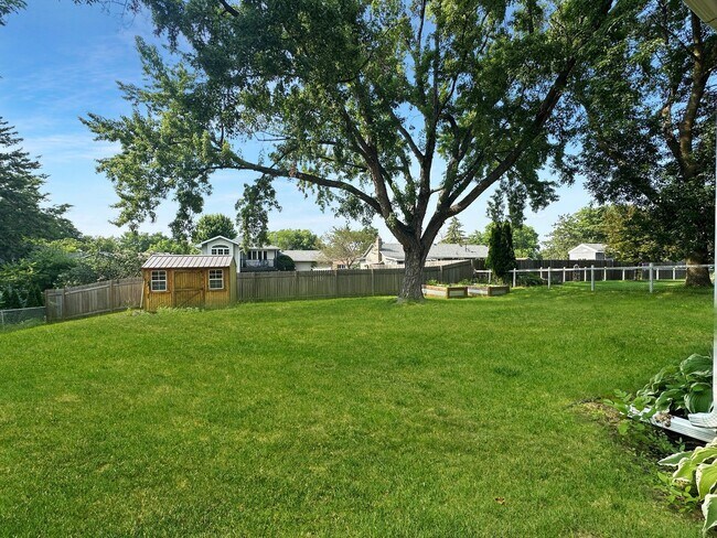 Building Photo - 2814 Woodridge Ln