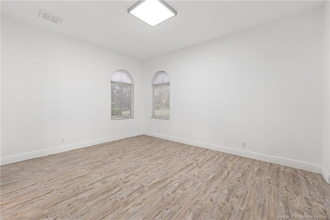 Building Photo - 872 SW Squire Johns Ln