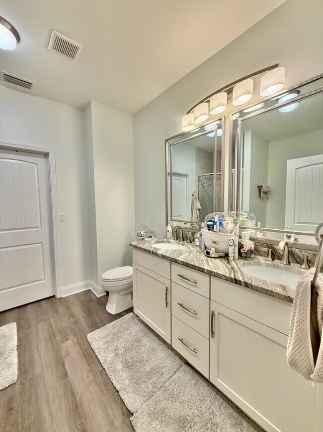 Building Photo - 411B Redwood Ave