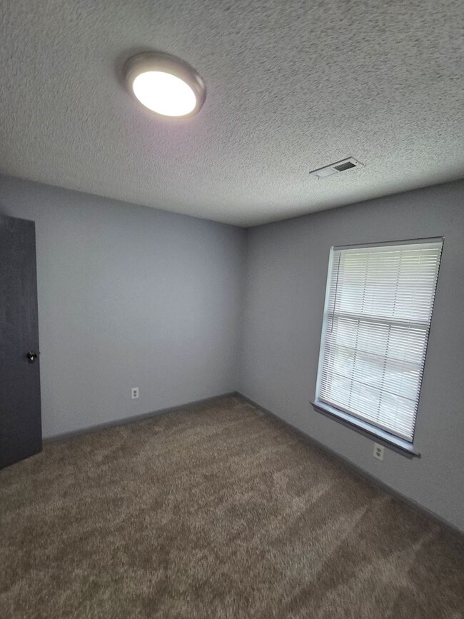 Building Photo - Updated 2 Bedroom / 1 Bathroom in Lee's Summit!!