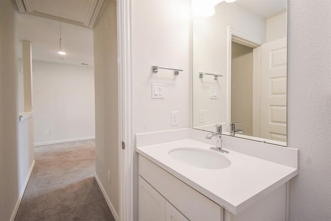 Building Photo - 27943 Western Crk Ct
